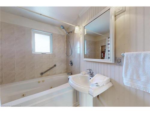 3059 Centennial Drive, Burlington, ON - Indoor Photo Showing Bathroom