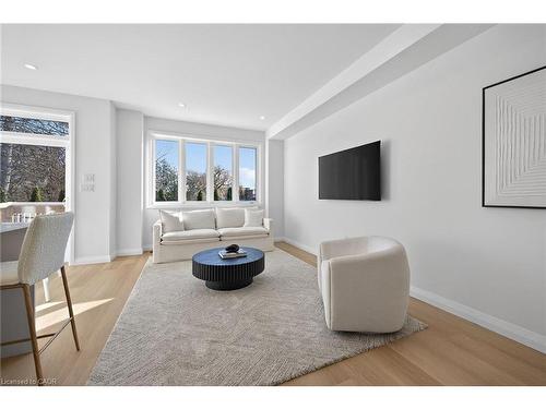 29 Kingfisher Drive, Hamilton, ON - Indoor Photo Showing Living Room