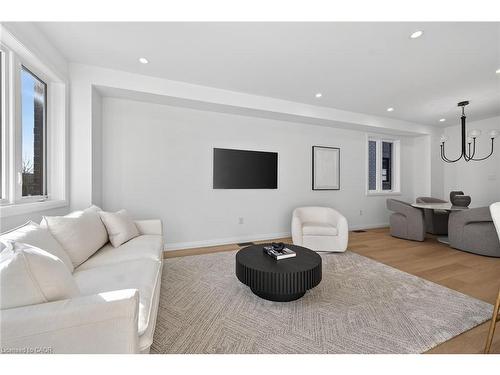 29 Kingfisher Drive, Hamilton, ON - Indoor Photo Showing Living Room