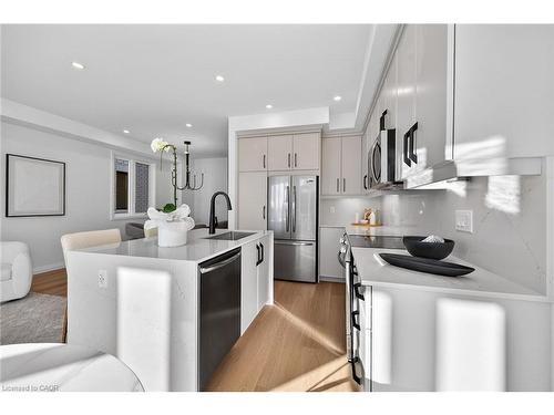 29 Kingfisher Drive, Hamilton, ON - Indoor Photo Showing Kitchen With Upgraded Kitchen