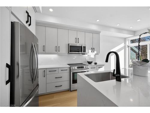 29 Kingfisher Drive, Hamilton, ON - Indoor Photo Showing Kitchen With Upgraded Kitchen