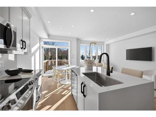 29 Kingfisher Drive, Hamilton, ON - Indoor Photo Showing Kitchen With Upgraded Kitchen