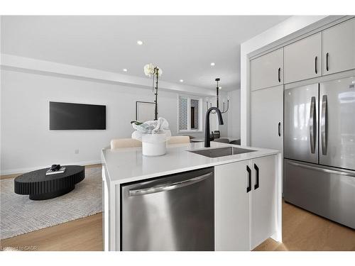 29 Kingfisher Drive, Hamilton, ON - Indoor Photo Showing Kitchen With Upgraded Kitchen