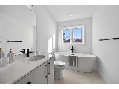 29 Kingfisher Drive, Hamilton, ON - Indoor Photo Showing Bathroom