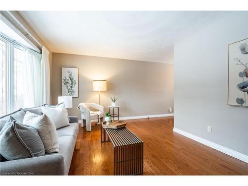 83 Mountbatten Drive, Hamilton, ON - Indoor Photo Showing Living Room