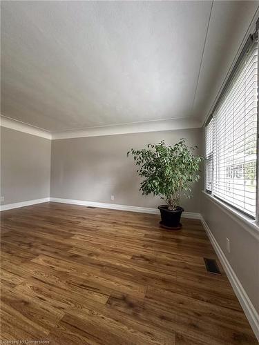 33 Newark Avenue, Hamilton, ON - Indoor Photo Showing Other Room