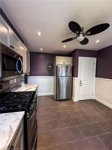 33 Newark Avenue, Hamilton, ON - Indoor Photo Showing Kitchen