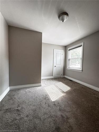 33 Newark Avenue, Hamilton, ON - Indoor Photo Showing Other Room