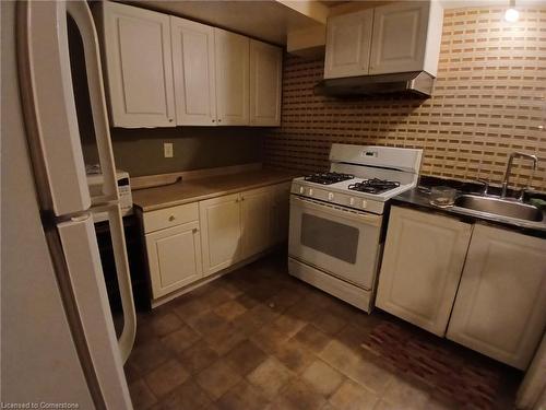 15 Alfrin Court, Hamilton, ON - Indoor Photo Showing Kitchen