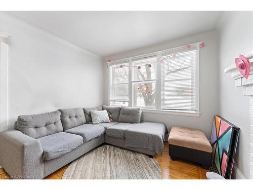 38 Arnold Street, Hamilton, ON - Indoor Photo Showing Living Room