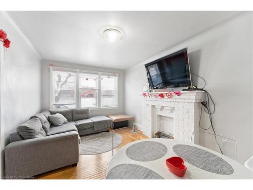 38 Arnold Street, Hamilton, ON - Indoor Photo Showing Living Room