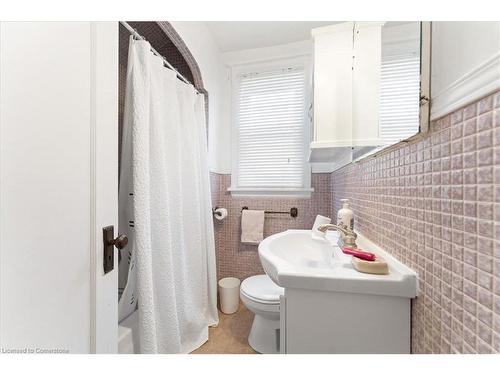 38 Arnold Street, Hamilton, ON - Indoor Photo Showing Bathroom