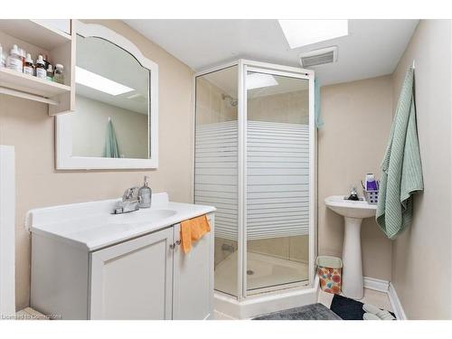 38 Arnold Street, Hamilton, ON - Indoor Photo Showing Bathroom