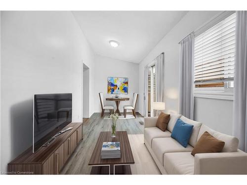 417 Paling Avenue, Hamilton, ON - Indoor Photo Showing Living Room