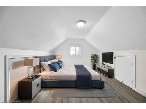 417 Paling Avenue, Hamilton, ON - Indoor Photo Showing Bedroom