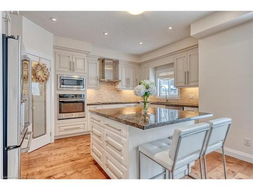 44 Fraserwood Court, Cambridge, ON - Indoor Photo Showing Kitchen With Upgraded Kitchen