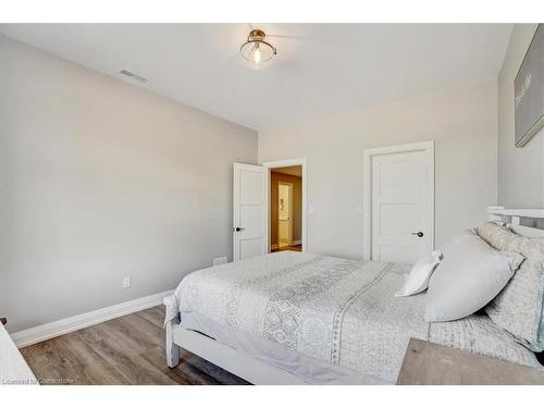 1080 Clyde Road, Cambridge, ON - Indoor Photo Showing Bedroom