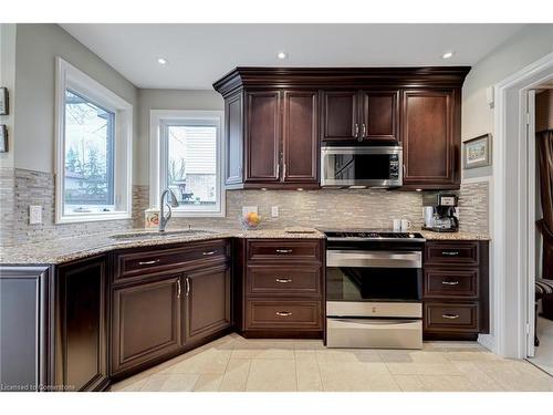 4154 Millcroft Park Drive, Burlington, ON - Indoor Photo Showing Kitchen With Upgraded Kitchen