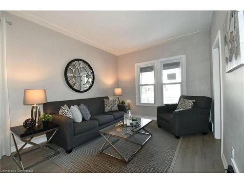 242 Balmoral Avenue N, Hamilton, ON - Indoor Photo Showing Living Room