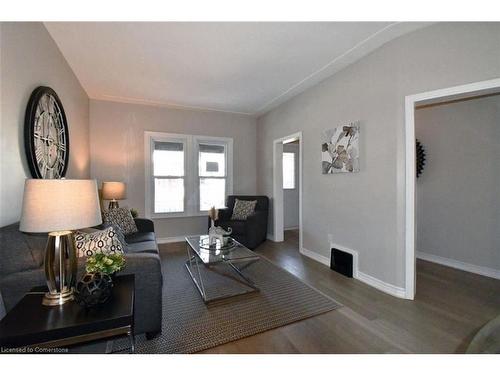 242 Balmoral Avenue N, Hamilton, ON - Indoor Photo Showing Living Room