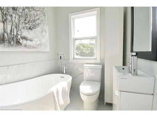 242 Balmoral Avenue N, Hamilton, ON - Indoor Photo Showing Bathroom