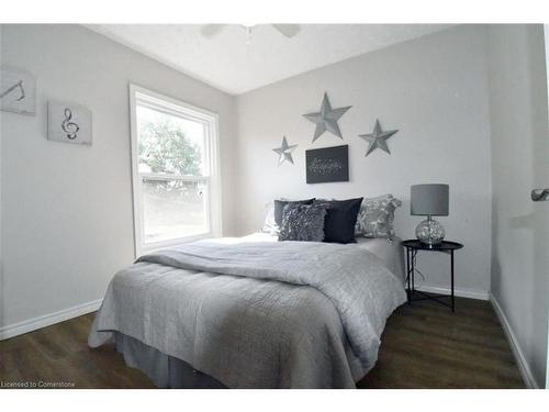 242 Balmoral Avenue N, Hamilton, ON - Indoor Photo Showing Bedroom