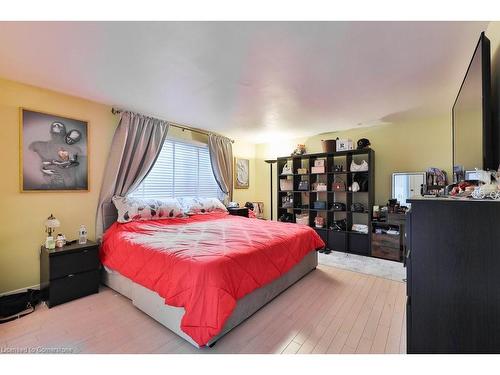 1587 Stavebank Road, Mississauga, ON - Indoor Photo Showing Bedroom