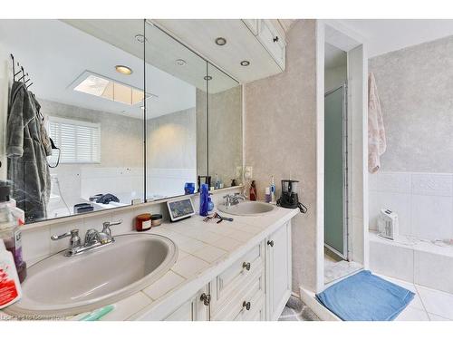 1587 Stavebank Road, Mississauga, ON - Indoor Photo Showing Bathroom