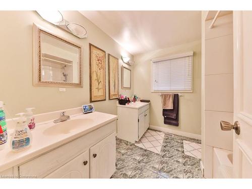 1587 Stavebank Road, Mississauga, ON - Indoor Photo Showing Bathroom