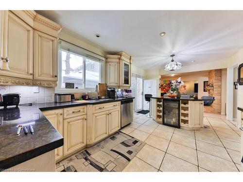 1587 Stavebank Road, Mississauga, ON - Indoor Photo Showing Kitchen