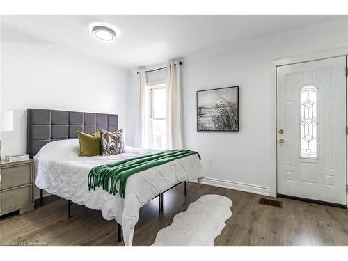 334 Cannon Street E, Hamilton, ON - Indoor Photo Showing Bedroom