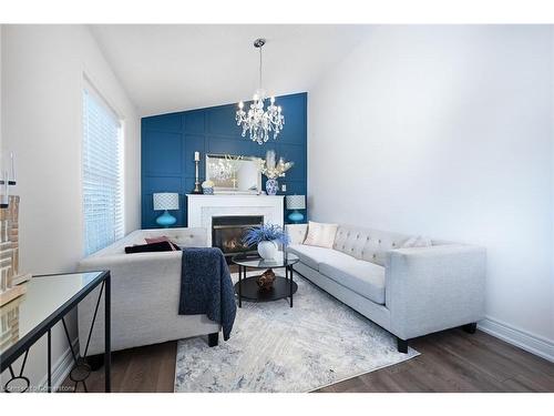 10 Amherst Circle, Hamilton, ON - Indoor Photo Showing Living Room With Fireplace