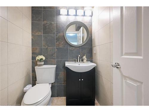 10 Amherst Circle, Hamilton, ON - Indoor Photo Showing Bathroom