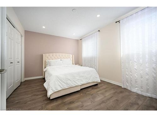 10 Amherst Circle, Hamilton, ON - Indoor Photo Showing Bedroom