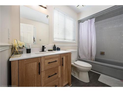 10 Amherst Circle, Hamilton, ON - Indoor Photo Showing Bathroom