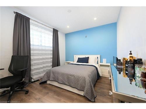 10 Amherst Circle, Hamilton, ON - Indoor Photo Showing Bedroom