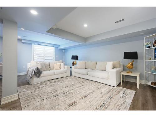 10 Amherst Circle, Hamilton, ON - Indoor Photo Showing Living Room