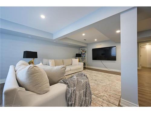 10 Amherst Circle, Hamilton, ON - Indoor Photo Showing Living Room