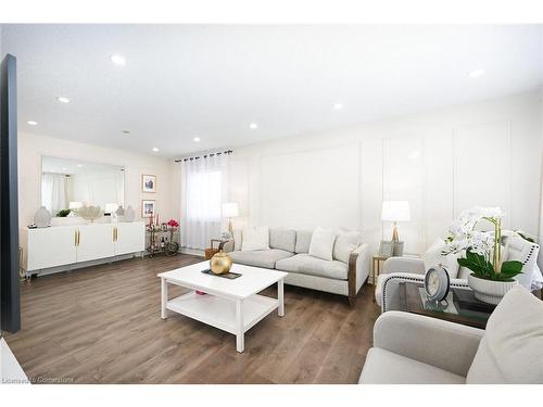 10 Amherst Circle, Hamilton, ON - Indoor Photo Showing Living Room