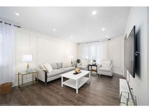 10 Amherst Circle, Hamilton, ON - Indoor Photo Showing Living Room