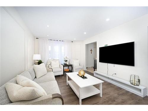 10 Amherst Circle, Hamilton, ON - Indoor Photo Showing Living Room