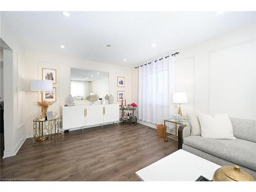 10 Amherst Circle, Hamilton, ON - Indoor Photo Showing Living Room