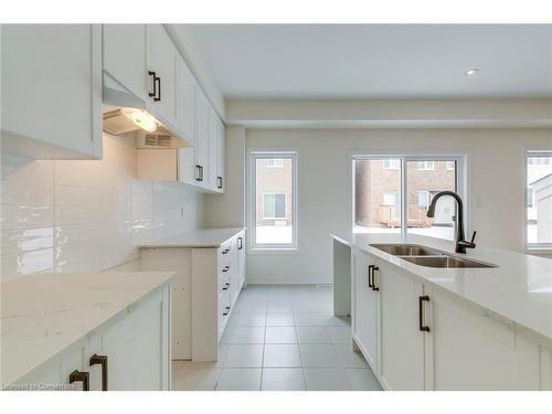 3945 Lodi Road, Burlington, ON - Indoor Photo Showing Kitchen With Double Sink