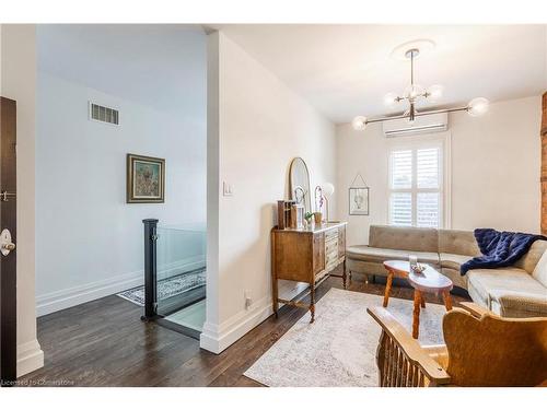 488 Catharine Street N, Hamilton, ON - Indoor Photo Showing Living Room