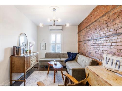 488 Catharine Street N, Hamilton, ON - Indoor Photo Showing Living Room