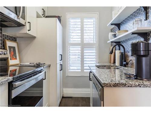 488 Catharine Street N, Hamilton, ON - Indoor Photo Showing Kitchen With Upgraded Kitchen