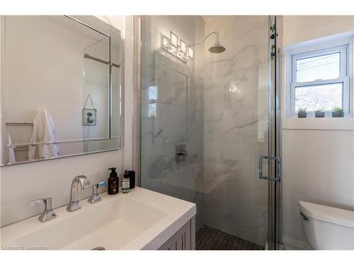 488 Catharine Street N, Hamilton, ON - Indoor Photo Showing Bathroom