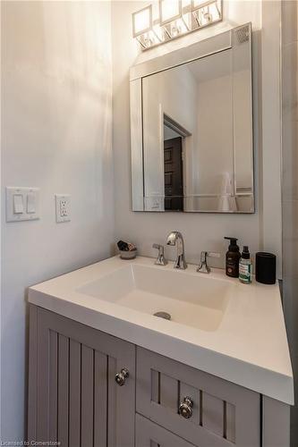 488 Catharine Street N, Hamilton, ON - Indoor Photo Showing Bathroom