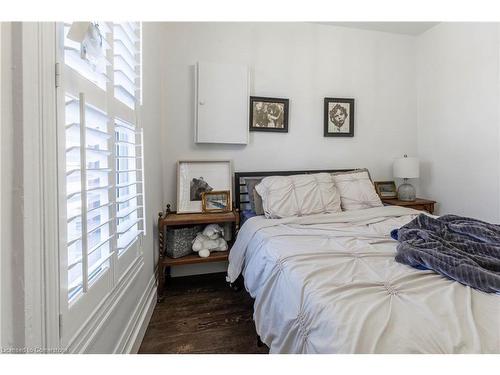 488 Catharine Street N, Hamilton, ON - Indoor Photo Showing Bedroom