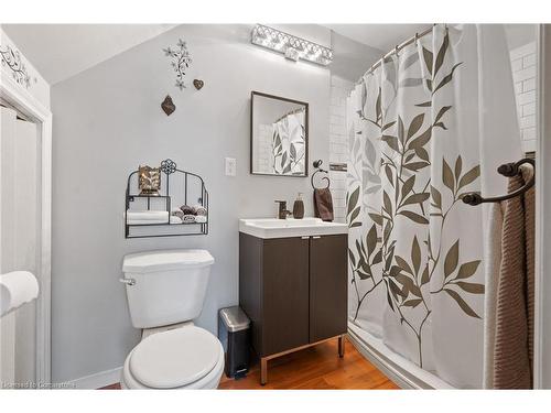 35 Jones Street, Hamilton, ON - Indoor Photo Showing Bathroom